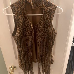 Adorable cheetah fringe blazer 🐆